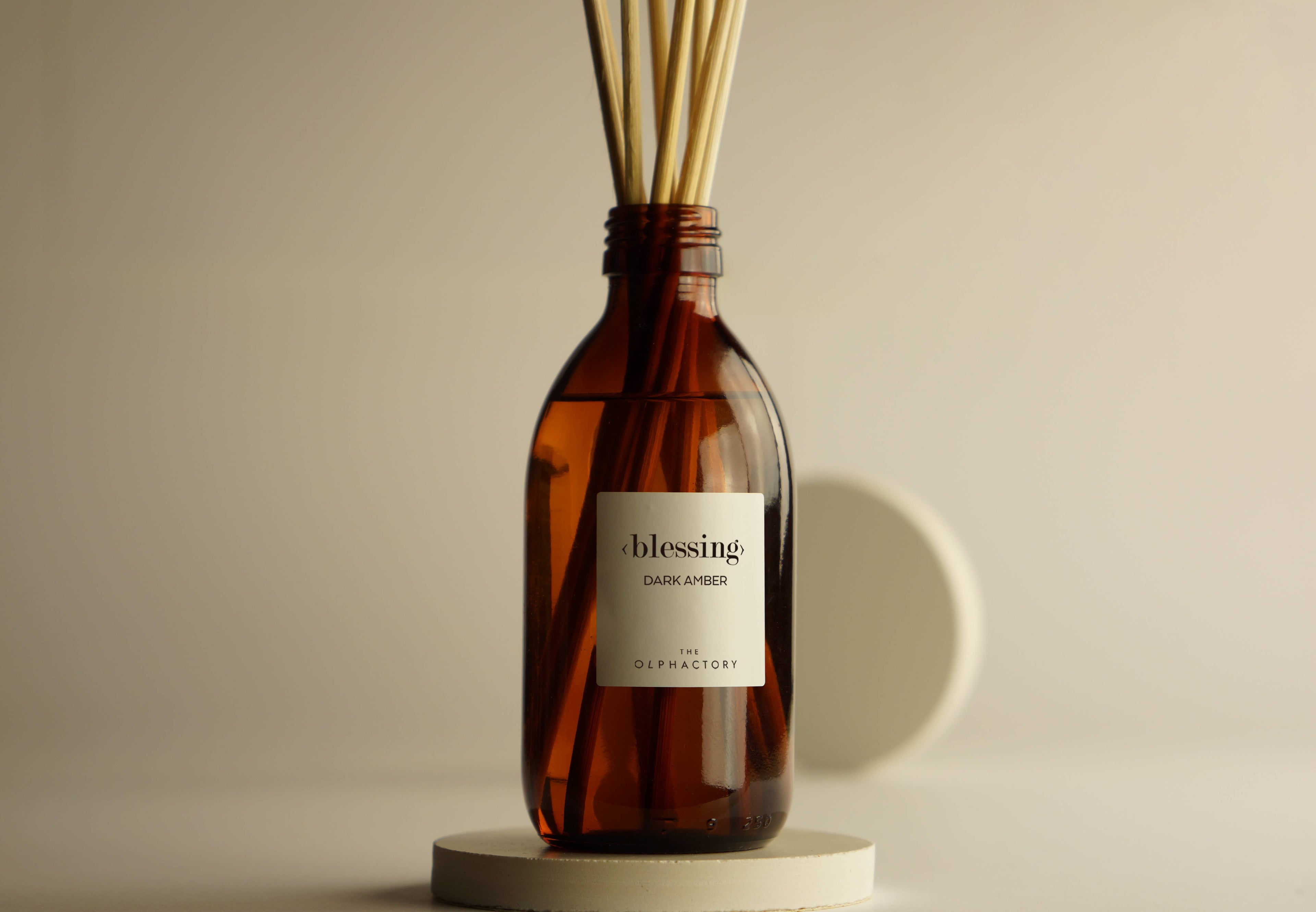 SEVENREEDS - Recharge parfum pour diffuseur d’ambiance THE OLPHACTORY DARK AMBER: AMBRE FONCÉ, 250 ml