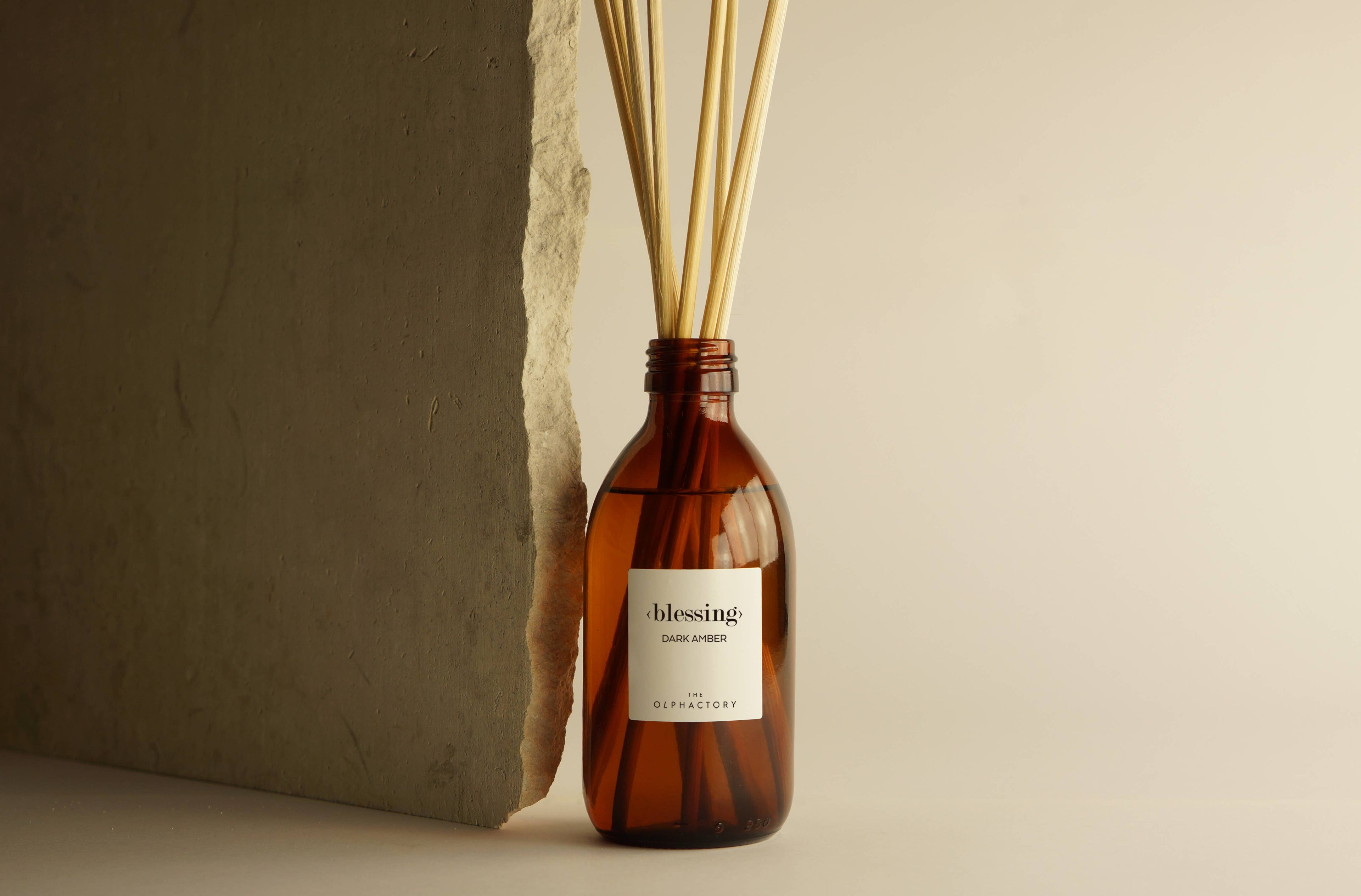 SEVENREEDS - Recharge parfum pour diffuseur d’ambiance THE OLPHACTORY DARK AMBER: AMBRE FONCÉ, 250 ml