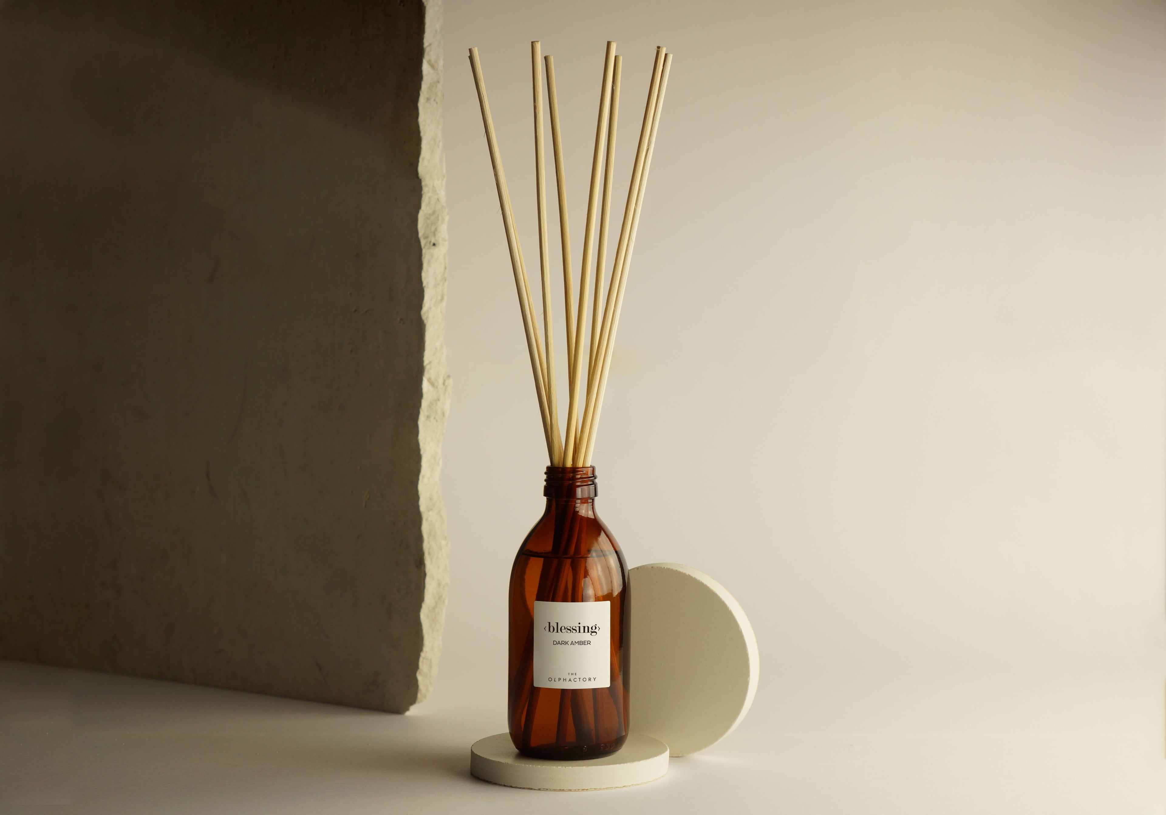 SEVENREEDS - Recharge parfum pour diffuseur d’ambiance THE OLPHACTORY DARK AMBER: AMBRE FONCÉ, 250 ml