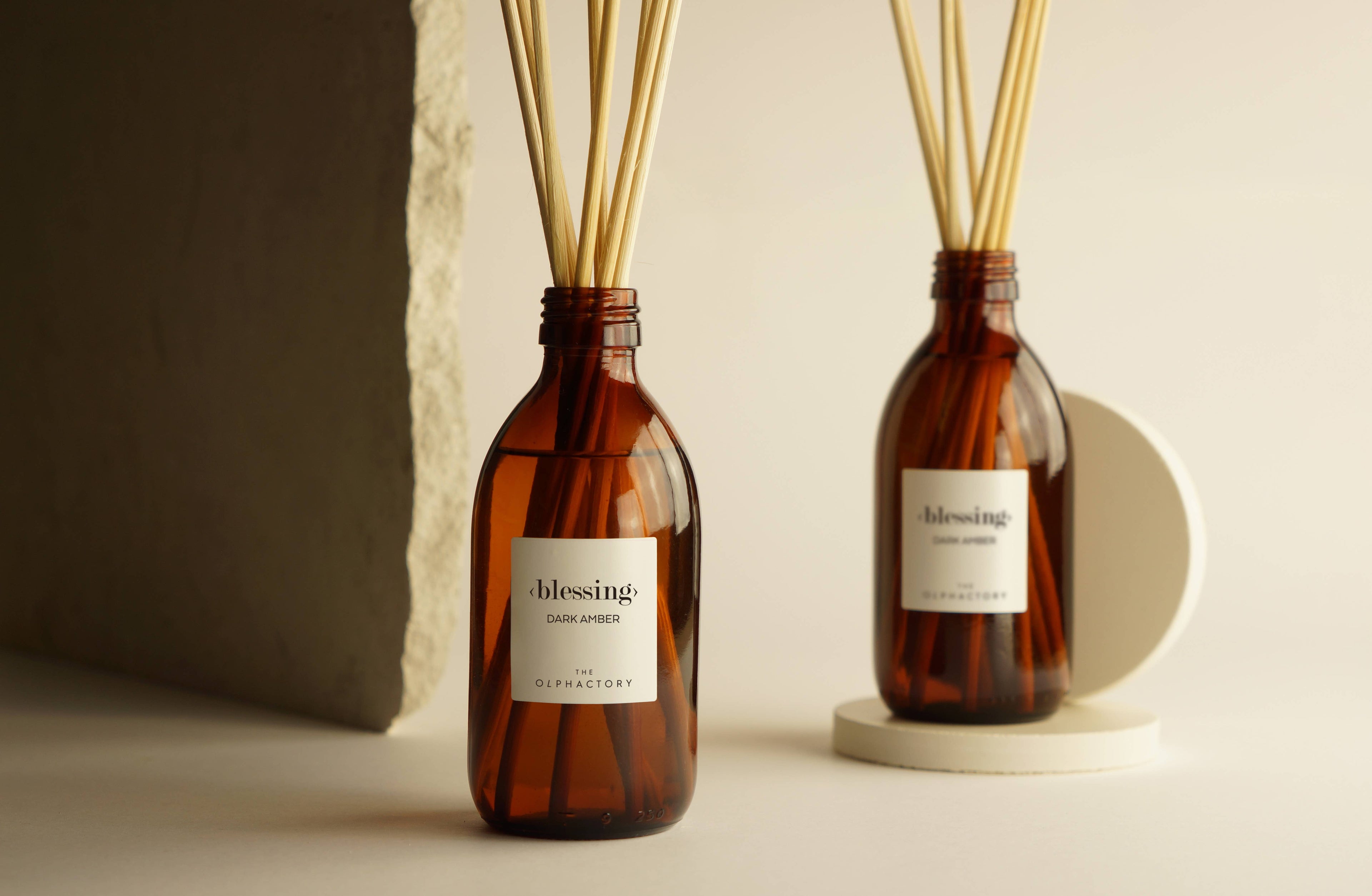 SEVENREEDS - Recharge parfum pour diffuseur d’ambiance THE OLPHACTORY DARK AMBER: AMBRE FONCÉ, 250 ml