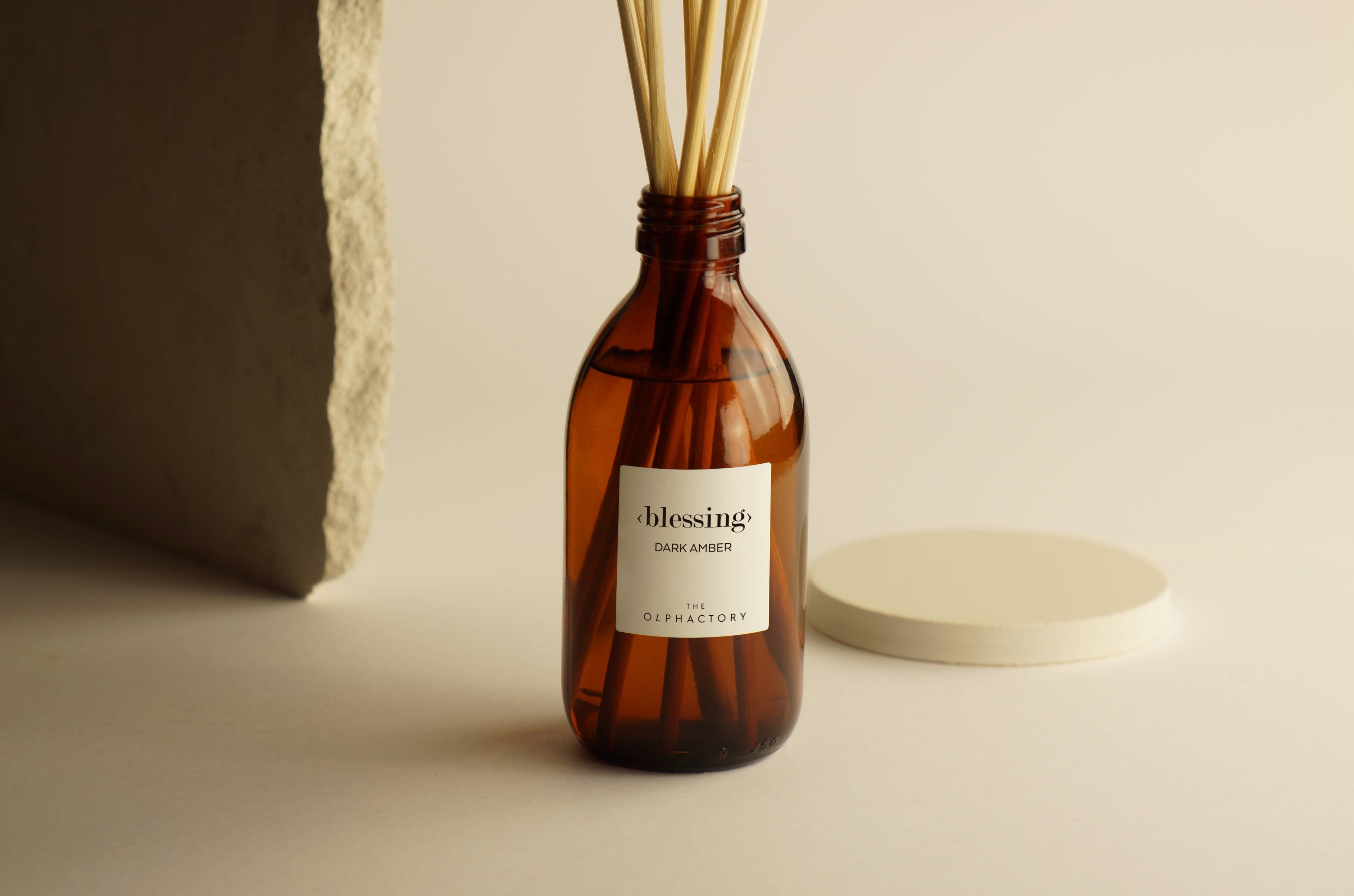 SEVENREEDS - Recharge parfum pour diffuseur d’ambiance THE OLPHACTORY DARK AMBER: AMBRE FONCÉ, 250 ml